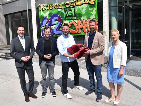 v.l.n.r.: Staatssekretär Alexander Slotty, Staatssekretär Dr. Torsten Kühne, Schulleiter Gert Endesfelder, Stadtrat Jörn Pasternack, Schulamtsleiterin Ilka Wagnitz