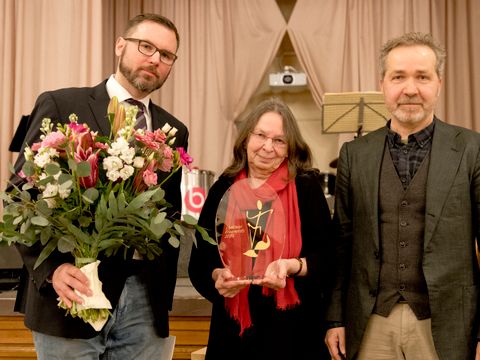 BVV-Vorsteher Dr. Oliver Jütting, Preisträgerin Tina Pfaff und Bezirksbürgermeister Sören Benn (Bild: David Wittenburg)