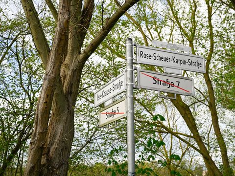 Ein Straßenschild zeigt die bisherigen und neuen Staßennamen im Ortsteil Buch