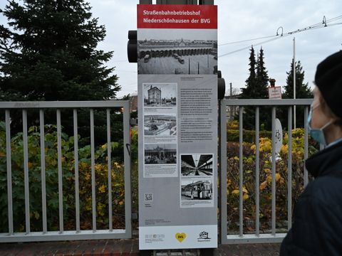 Die neue Gedenktafel informiert über die Geschichte des Ortes