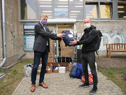 Während der Spendenübergabe am 5. Oktober 2020: Christian Ceconi von der Stadtmission und Dr. Sven Richter, Referent des Bezirksbürgermeisters