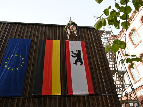 Richtkranz am Ergänzungsbau der Konrad-Zuse-Schule, rechts im Hintergrund das Hauptgebäude