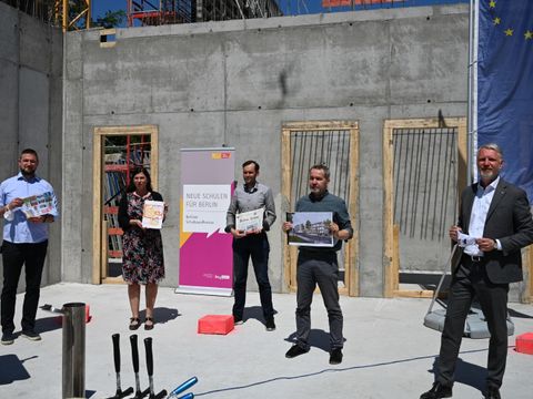 Bei der Grundsteinlegung für die Panke-Schule (v.l.n.r.): Schulleiter Gert Endesfelder, Bildungssenatorin Sandra Scheeres, Schulstadtrat Dr. Torsten Kühne, Bezirksbürgermeister Sören Benn und Stadtentwicklungssenator Sebastian Scheel
