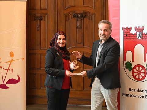 Preisträgerin Rajaa Al Khlefawi mit Bezirksbürgermeister Sören Benn