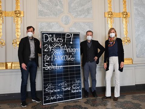 Bezirksstadtrat Dr. Torsten Kühne, Bezirksbürgermeister Sören Benn und die Geschäftsführerin der Berliner Stadtwerke Dr.-Ing. Kerstin Buch mit einem Solar-Panel (v.l.n.r.)