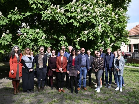 Vertreter:innen der Stadtteilarbeit, der Bezirks- und der Senatsverwaltung vor dem FreiZeitHaus Weißensee