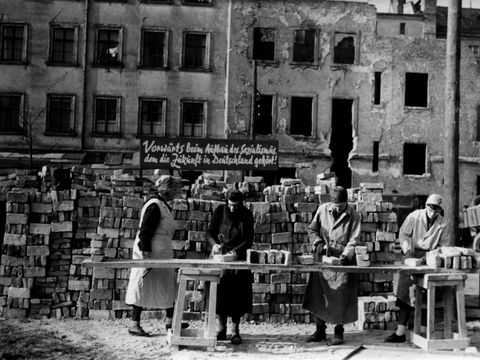 Abriß des ehemaligen Lokals "Zum Kurfürsten" im Oktober 1950 in der Berliner Str. 101