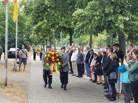 Kranzniederlegung zum Gedenken an die Opfer vom 17. Juni 1953 (Bild: BA Reinickendorf)