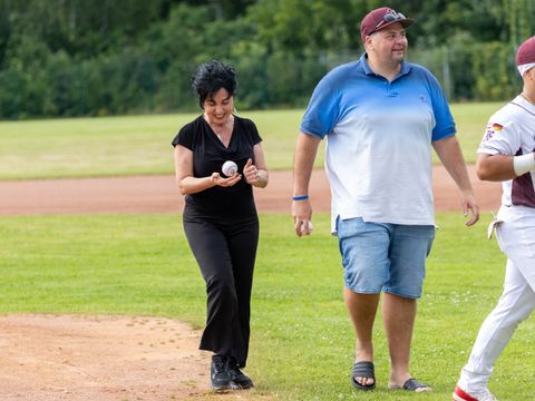 Emine Demirbüken-Wegner vor den "First Pitch" (Bild: Christiane Kuhn)
