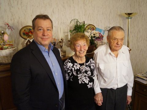 Bezirksbürgermeister Frank Balzer gratuliert dem Ehepaar Menthel zur Gnadenhochzeit. (Bild: BA Reinickendorf)