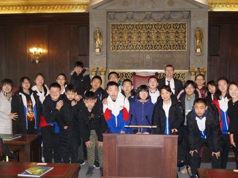 Begrüßung der chinesischen Delegation und der Lehrerin der Bettina-von-Arnim-Schule, Kathleen Wittek (hintere Reihe) durch Bezirksstadtrat Tobias Dollase. (Bild: Bezirksamt Reinickendorf)