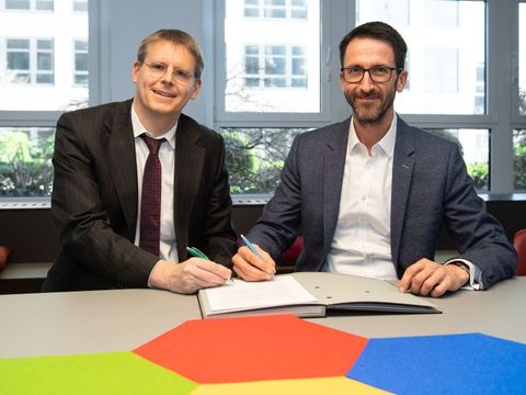Bezirksstadtrat Tobias Dollase (links) und Gewobag-Prokurist Peter Burgfried bei der Unterzeichnung des Kooperationsvertrages (Bild: Copyright City-Press GmbH)