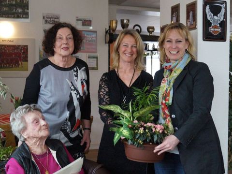 Bezirksstadträtin Katrin Schultze-Berndt (CDU)(rechts) gratuliert zum 100. Geburtstag (Bild: Bezirksamt Reinickendorf)