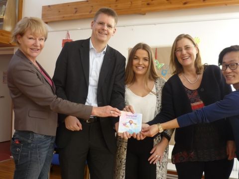 Von links im Bild: Waltraud Viet (Horizonte), Bezirksstadtrat Tobias Dollase, Saskia Martini (Horizonte) Ricarda Söhndel (Jugendamt) und David Olivier (Horizonte) (Bild: BA Reinickendorf)