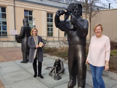 Bezirksstadträtin Katrin Schultze-Berndt und die derzeitige Leiterin der Humboldt-Bibliothek Doris Kürschner (rechts).. (Bild: BA Reinickendorf)