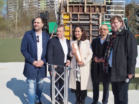 Bezirksbürgermeister Frank Balzer (2.v.l.) und Kita-Eigenbetriebs-Geschäftsleiterin Dr. Kathrin Schmidt präsentieren die Zeitkapsel, die wenig später im Grundstein versenkt wurde. (Bild: BA Reinickendorf)