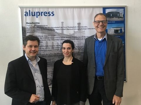 Bezirksstadtrat Uwe Brockhausen (l.), Katja Probst (HR Business Partner Alupress Berlin GmbH) und Geschäfsführer Joachim Heussmann. (Bild: BA Reinickendorf)