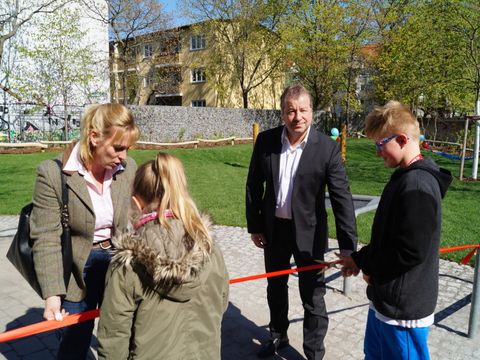 Bezirksbürgermeister Frank Balzer und Bezirksstadträtin Katrin Schultze-Berndt (beide CDU) eröffnen den Spielplatz an der Hoppestraße (Bild: Bezirksamt Reinickendorf)