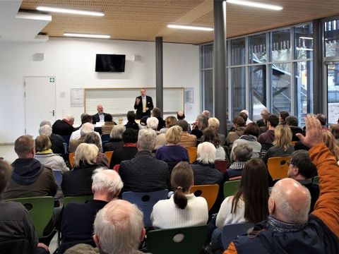 Die Mensa des Georg-Herwegh-Gymnasiums war bis auf den letzten Platz gefüllt, einige Teilnehmer mussten schon auf den Tischen Platz nehmen. (Bild: Bezirksamt Reinickendorf )