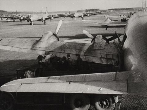 Transportflugzeuge, Flughafen Tegel 1948 (Bild: Landesarchiv Berlin)