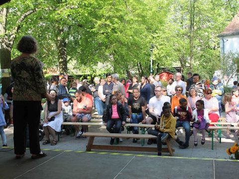 Mehrere hundert Gäste kamen zum Sommerfest Foto Bei vollen Rängen und sommerlichen Temperaturen erlebten die Gäste ein unterhaltsames Bühnenprogramm mit Musik, Tanz und anderen Darbietungen. (Bild: Bezirksamt Reinickendorf)