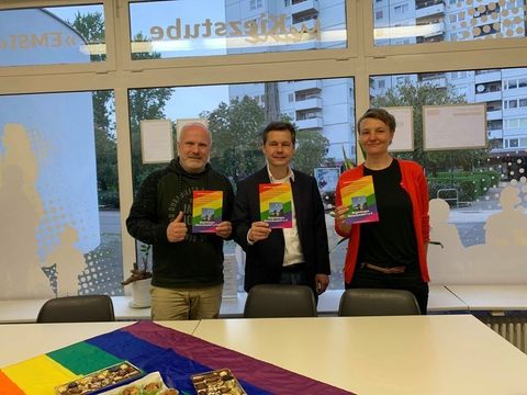 v.l.n.r.: Andreas Otto (Vorsitzender Regenbogen Reinickendorf e.V.), Uwe Brockhausen (Bezirksstadtrat), Frau Markus (Gewobag) (Bild: Regenbogen Reinickendorf e.V.)