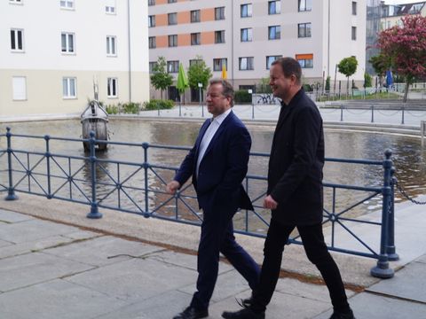 Senator Klaus Lederer (Die Linke) (rechts) mit Bezirksbürgermeister Frank Balzer (CDU) beim Rundgang am Tegeler Hafen (Bild: Bezirksamt Reinickendorf)