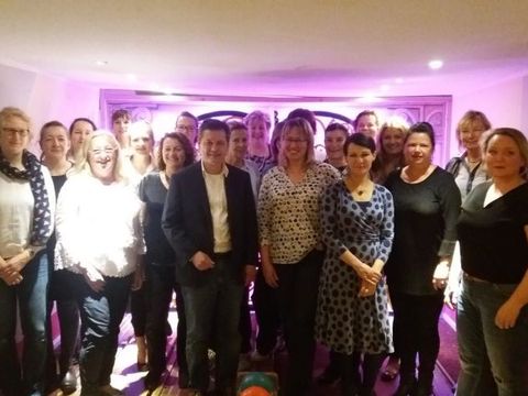 Wirtschaftsstadtrat Brockhausen mit den Teilnehmerinnen des „Reinickendorfer Ladies Lunch“. (Bild: Bezirksamt Reinickendorf )