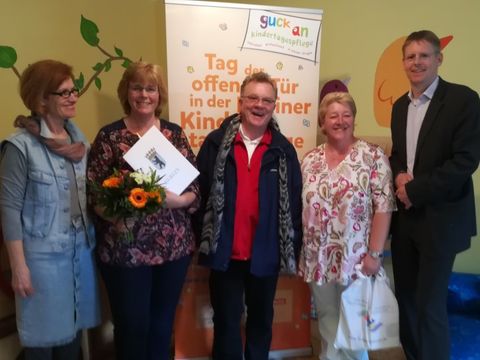 Von links nach rechts: Elena Friesen, Leiterin des Bereichs Tagesbetreuung für Kinder, die Kindertagespflegeperson Martina Groth, Jugendamtsleiter Thomas Wackermann, Tagesmutter Kerstin Stepinski und Bezirksstadtrat Tobias Dollase (Bild: Bezirksamt Reinickendorf)