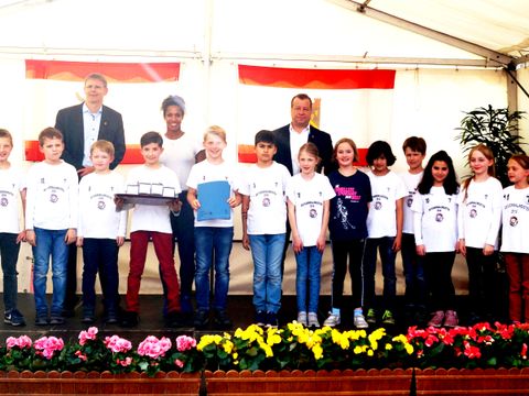 Bürgermeister Frank Balzer und Bezirksstadtrat Tobias Dollase zeichnen in Anwesentheit von Olympiasiegerin Mariama Jamanka die jüngsten Meister aus: Die U9 des VfL Tegel (Floorball). (Bild: BA Reinickendorf)
