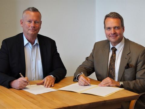 Volker Rhinow (Vorsitzender Heimatverein Reinickendorf/links) und Bezirksstadtrat Maack unterzeichnen den Vertrag für Berlins bürgerfreundlichste Mieterberatung. (Bild: BA Reinickendorf)