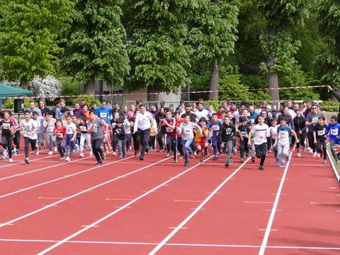 Großer Andrang beim Start des 6. Spendenlaufs. (Bild: kein Abseits! e. V.)