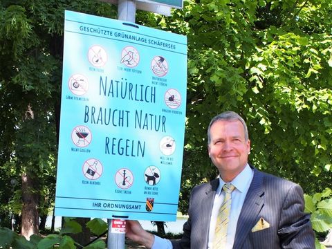 Bezirksstadtrat Maack (AfD) mit einem der neuen Plakate (Bild: BA Reinickendorf)