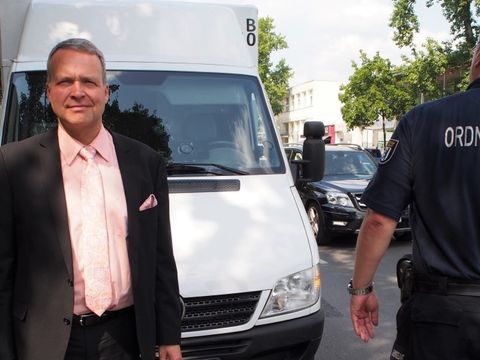 BzStR Maack mit dem Ordnungsamt im Einsatz gegen 2.-Reihe-Parker (Bild: BA Reinickendorf)