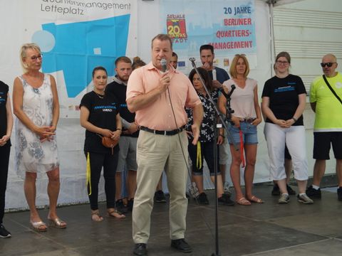 Bezirksbürgermeister Frank Balzer (CDU) mit dem Quartiersmanagement und den Mitgliedern des Quartiersrates und der Aktionsfondsjury. (Bild: BA Reinickendorf)
