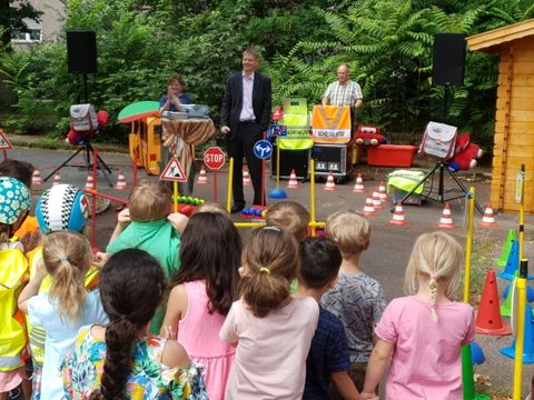 Bezirksstadtrat Tobias Dollase begrüßte die Schulanfänger. (Bild: BA Reinickendorf)