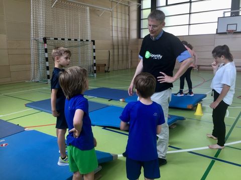 Bezirksstadtrat Tobias Dollase im Gespräch mit den Kindern (Bild: Bildungsverbund Märkisches Viertel)