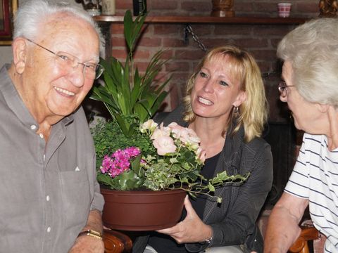 Blumengrüße von Bezirksstadträtin Katrin Schultze-Berndt (CDU) für das Ehepaar Tamm (Bild: BA Reinickendorf)