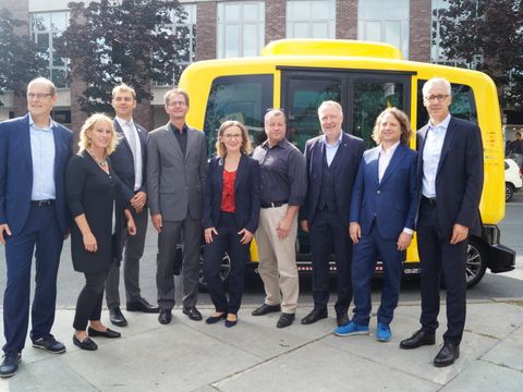 Gruppenbild mit der BVG Chefin Evelyn Nikutta (Bildmitte), Bezirksbürgermeister Frank Balzer (4.v.r.) und Bezirksstadrätin Kathrin Schultze-Berndt (2.v.l.) (Bild: BA Reinickendorf)