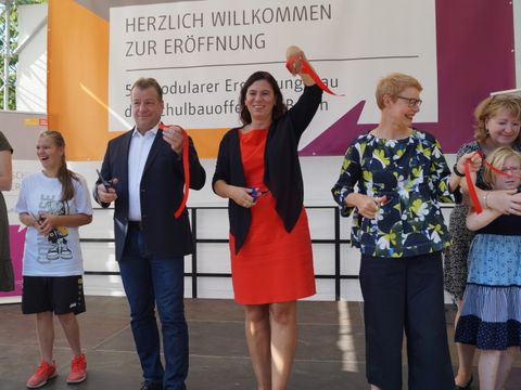 Bezirksbürgermeister Frank Balzer, Senatorin Sandra Scheeres und Senatsbaudirektorin Regula Lüscher zerschneiden mit Schulleiterin Frau Stein und Schülerinnen das rote Band. (Bild: BA Reinickendorf)