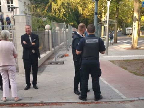 Bezirksstadtrat Maack bei der Pressebegleitung zu Schwerpunktkontrollen Schulwegüberwachung (Bild: BA Reinickendorf)
