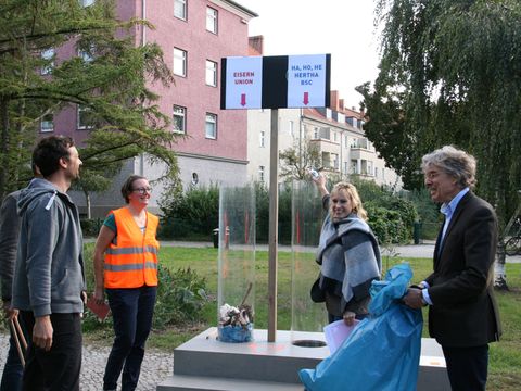 Abstimmung „Eisern Union“ oder „Ha,ho,he, Hertha BSC“ bei der Müllwahltonne. (Bild: AG Urban)