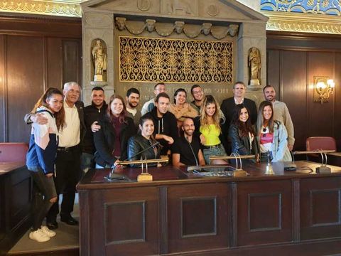 Bezirksstadtrat Tobias Dollase (hintere Reihe, 2. von rechts) begrüßt die Delegation aus Israel im Reinickendorfer Rathaus. (Bild: BA Reinickendorf)