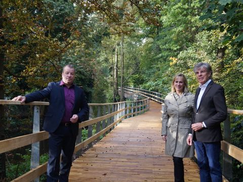 v.l.n.r. Bezirksbürgermeister Frank Balzer, Bezirksstadträtin Katrin Schultze-Berndt und der Leiter des Straßen- und Grünflächenamtes Rüdiger Zech an der sanierten Steganlage (Bild: BA Reinickendorf)