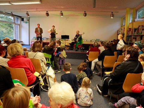 Kinderkonzert von Hans die Wanze in der Bibliothek am Schäfersee (Bild: Antonia Richter)