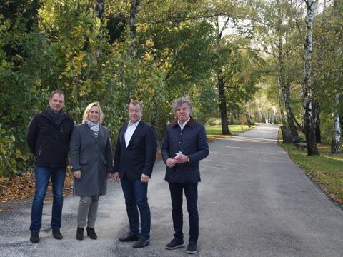 Am runderneuerten Weg: Bezirksbürgermeister Frank Balzer und Baustadträtin Katrin Schultze-Berndt (in der Mitte) mit den Leitern des Grünflächenamtes (Bild: BA Reinickendorf)