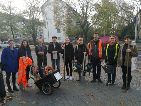 Mitglieder des Gewerbenetzwerkes und Studierende beim Arbeitseinsatz (Bild: BA Reinickendorf)