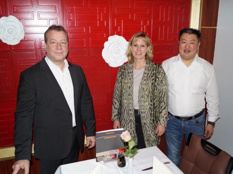 Bezirksbürgermeister Frank Balzer, Stadträtin Katrin Schultze-Berndt und Restaurantbetreiber Zhou Zehao im Hochzeitszimmer des neuen Restaurants (von links). (Bild: BA Reinickendorf)