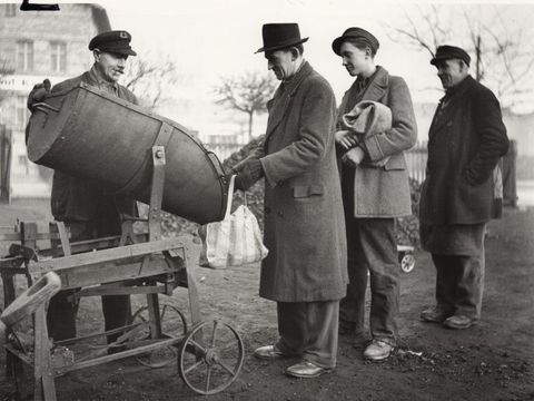 Kohlezuteilung an Bürger am 29.01.1949 (Bild: Landesarchiv)