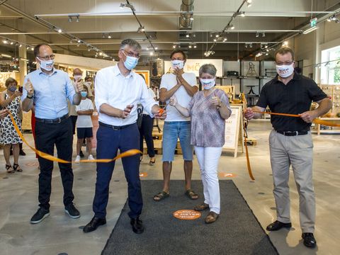v.l.n.r.: Frieder Söling (Geschäftsführer NochMall), Umweltstaatssekretär Stefan Tidow, „SIRPLUS“-Gründer Raphael Fellmer, die BSR-Vorstandsvorsitzende Stephanie Otto und Bezirksbürgermeister Frank Balzer (CDU). (Bild: Steffen Siegmund (BSR))
